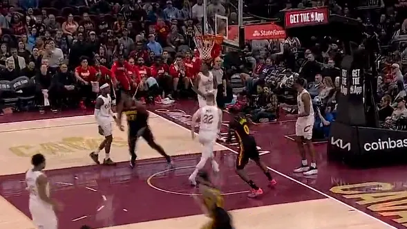 v站体育-库明加攻守转换抗开对手上篮打进，老鹰本场比赛首次领先